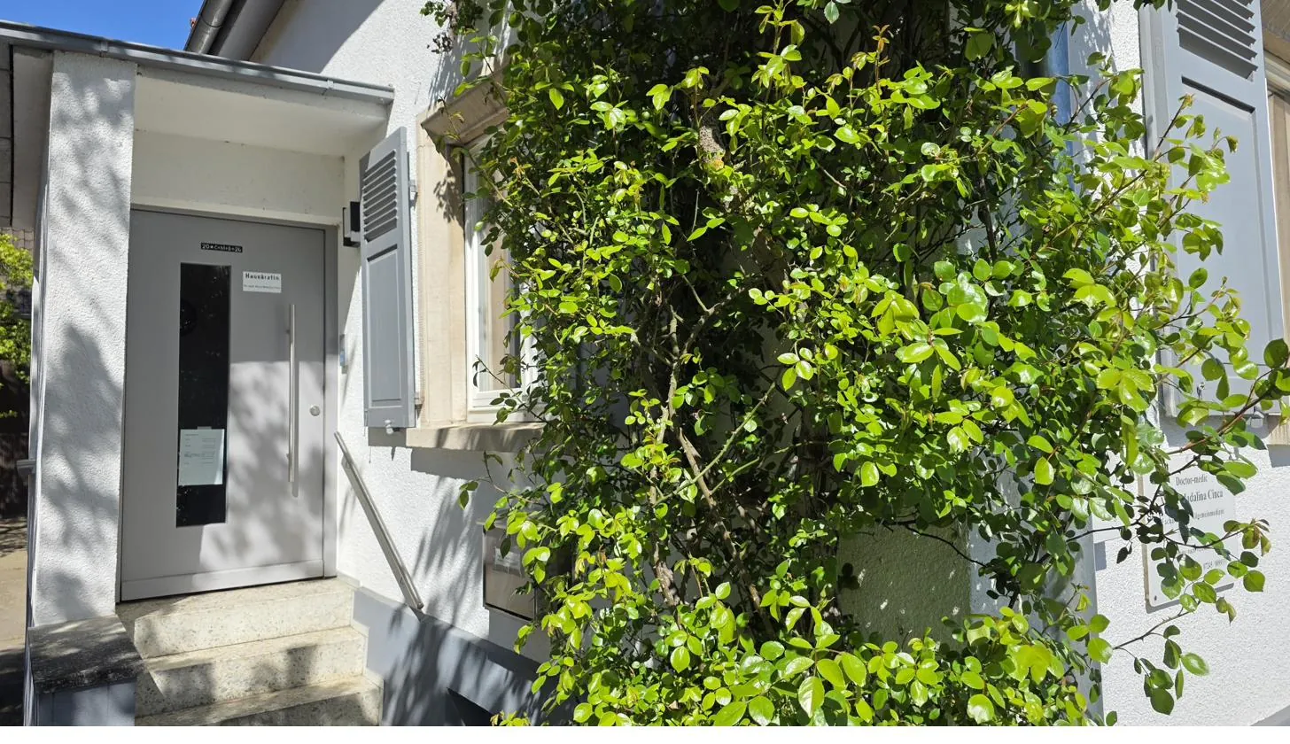 Eingang der Hausarztpraxis in der Kirchstraße 15 in Elchesheim-Illingen